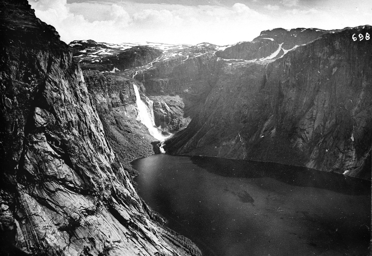 Ringedalsfossen ved Ringedalsvatnet.