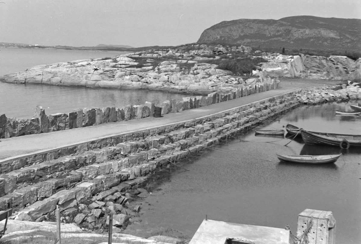 Kystbilde fra Ålesund. Veiforbindelse bygd over Flatholmsundet til Flatholmen