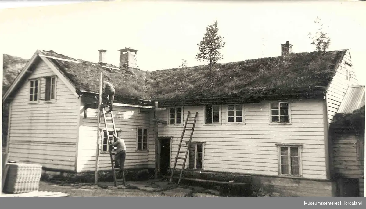 Skifting av tak på  heimehuset i Dyrkolbotn.