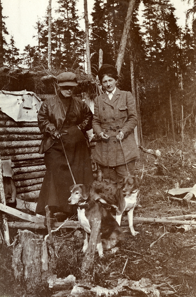 To kvinner med hund