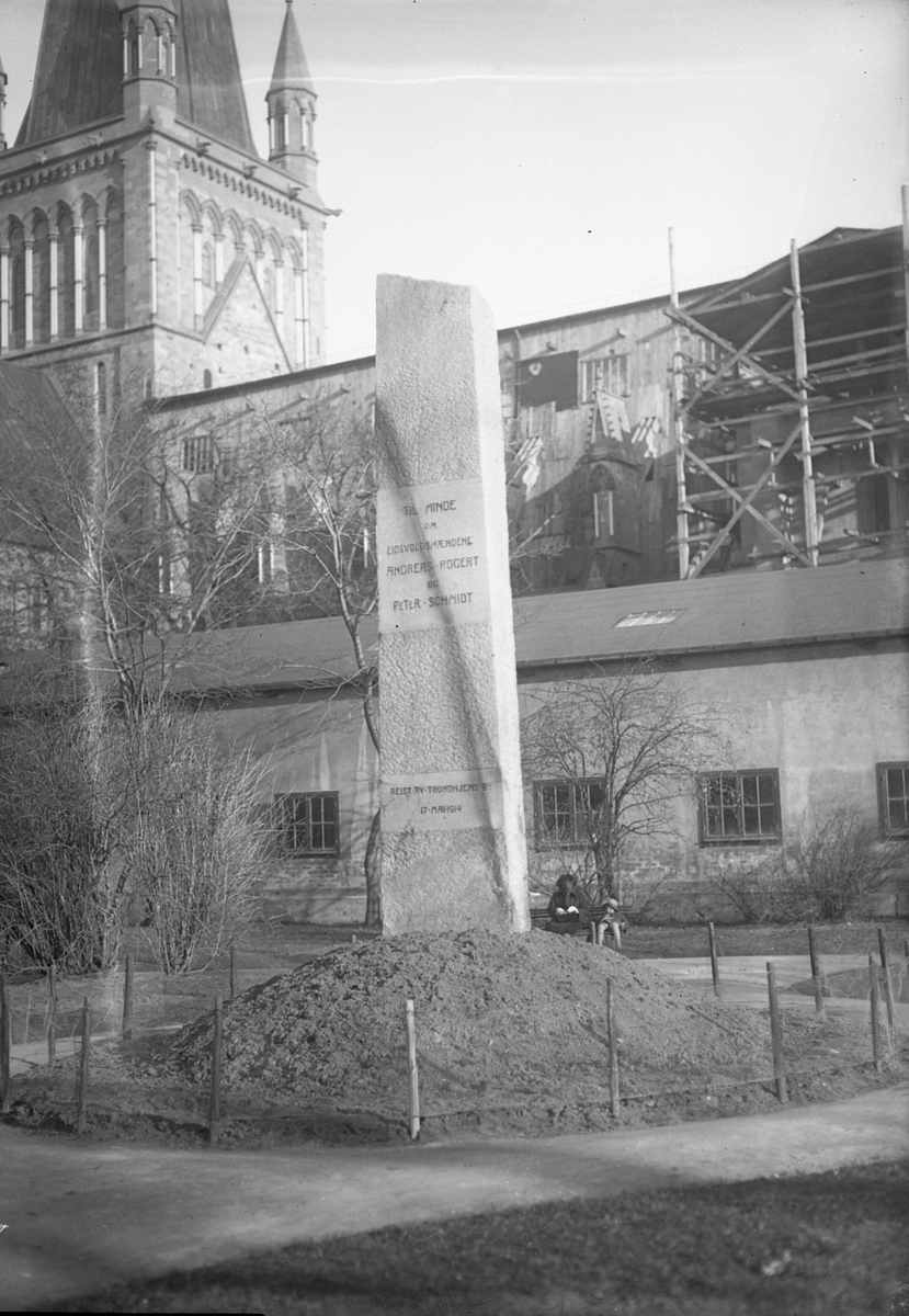 Bauta over Eidsvollsmennene Andreas Rogert og Peter Schmidt ved Nidarosdomen. Avduket 17. mai 1914