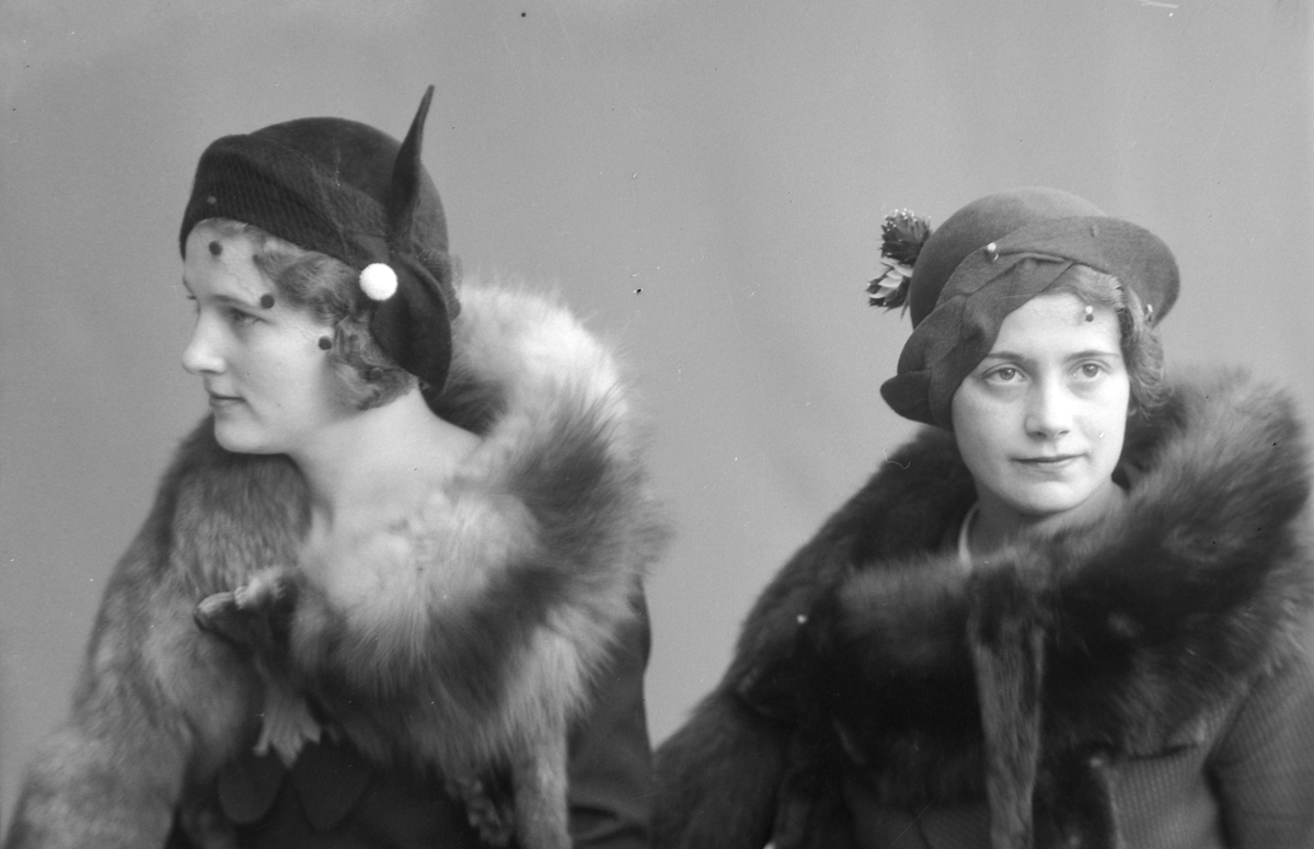 Damer med hatt og stola fotografert for Harald Hirsch moteforretning A/S