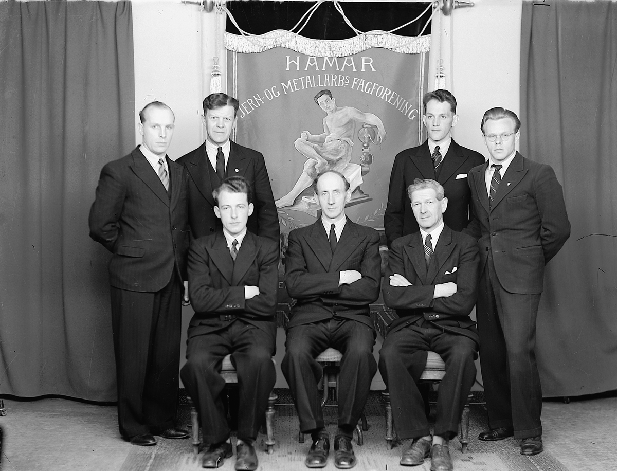 Hamar Jern- og Metallarbeiderforening, fagforening, fane malt av Arvid Røberg i 1935, gruppebilde styret: foran fra venstre: Asbjørn O. Berg kasserer, Ole Olsen formann, Jens Hagen nestformann, Bak fra venstre: Krf. Hein, Even Schøyen, Oskar Simensen og Odd Wold.