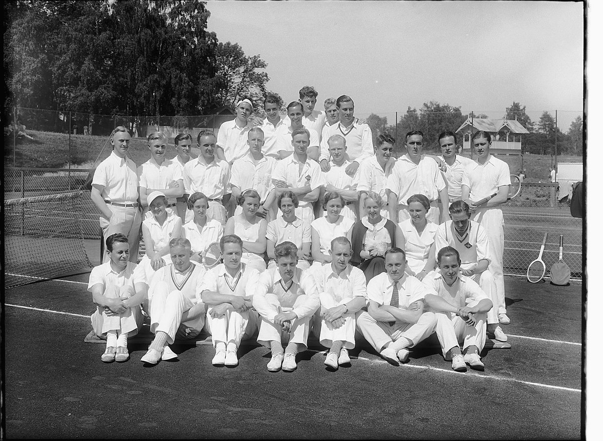 HAMAR PARK TENNISTURNERING. STOR GRUPPE TENNISSPILLERE, MENN OG KVINNER, OPLANDSSTEVNE 23. JUNI 1935. 