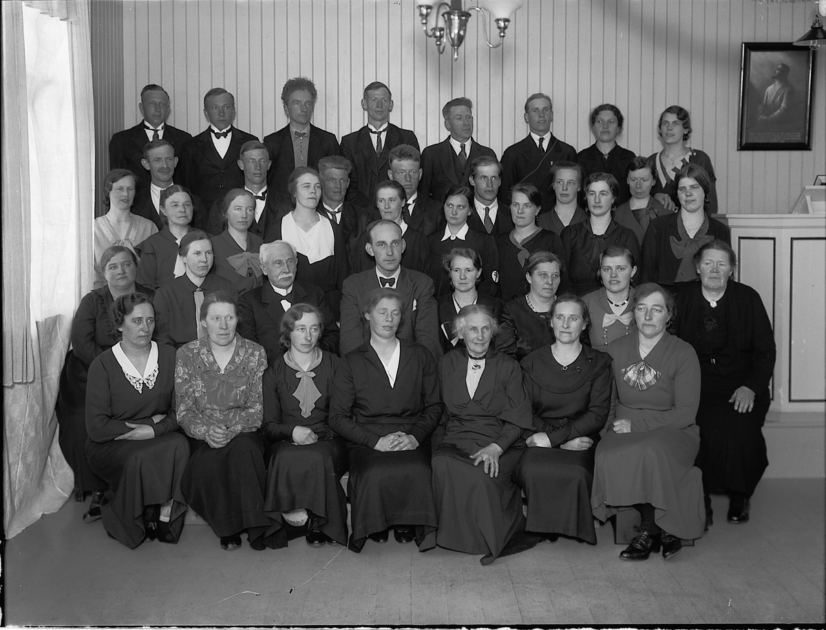VANG INDREMISJON. STOR GRUPPE. KVINNER OG MENN. 