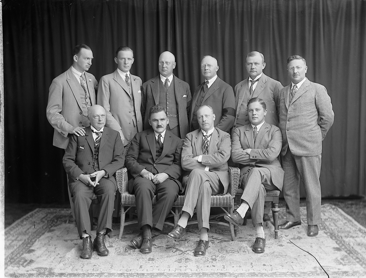 GRUPPE 10 MENN UKJENT. 