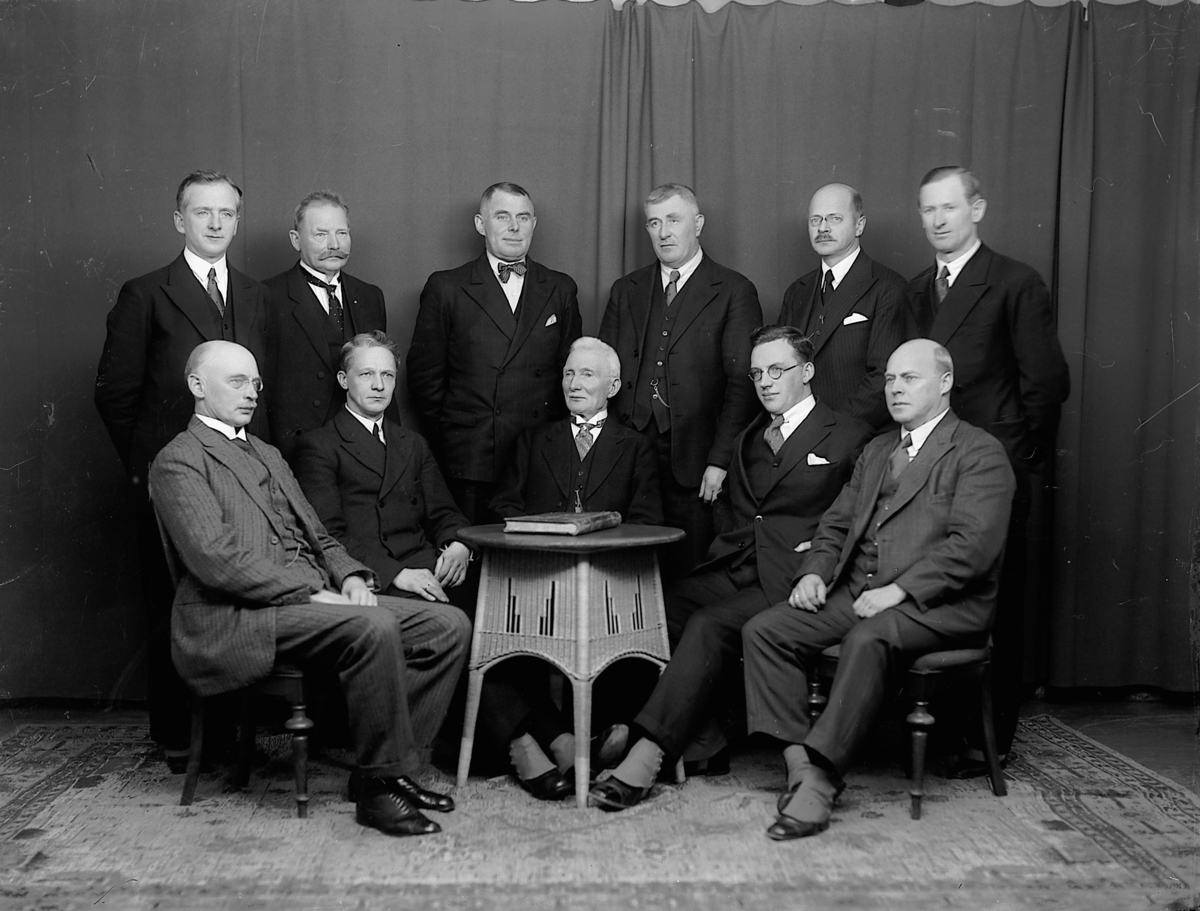HAMAR KOMMUNE. BYSTYRET. GRUPPE 11 MENN, POILITIKERE. 
1 rekke ytterst t. h. Fredrik Monsen