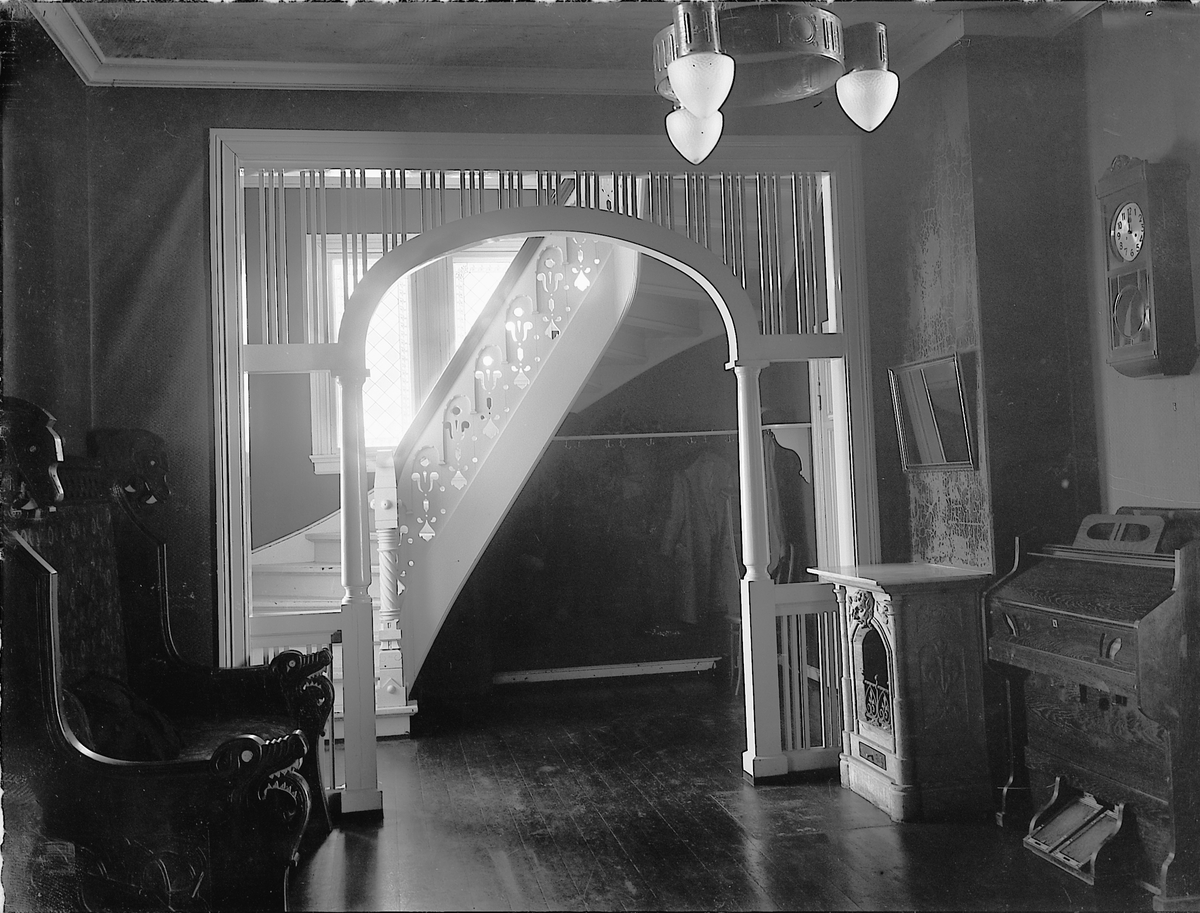 Østlandske Vanførelag, Lille Kjonerud, Bekkelaget, Stange. Interiør, hall, gang, portal, orgel, klokke trapp. Østlandske Vanførehjem.