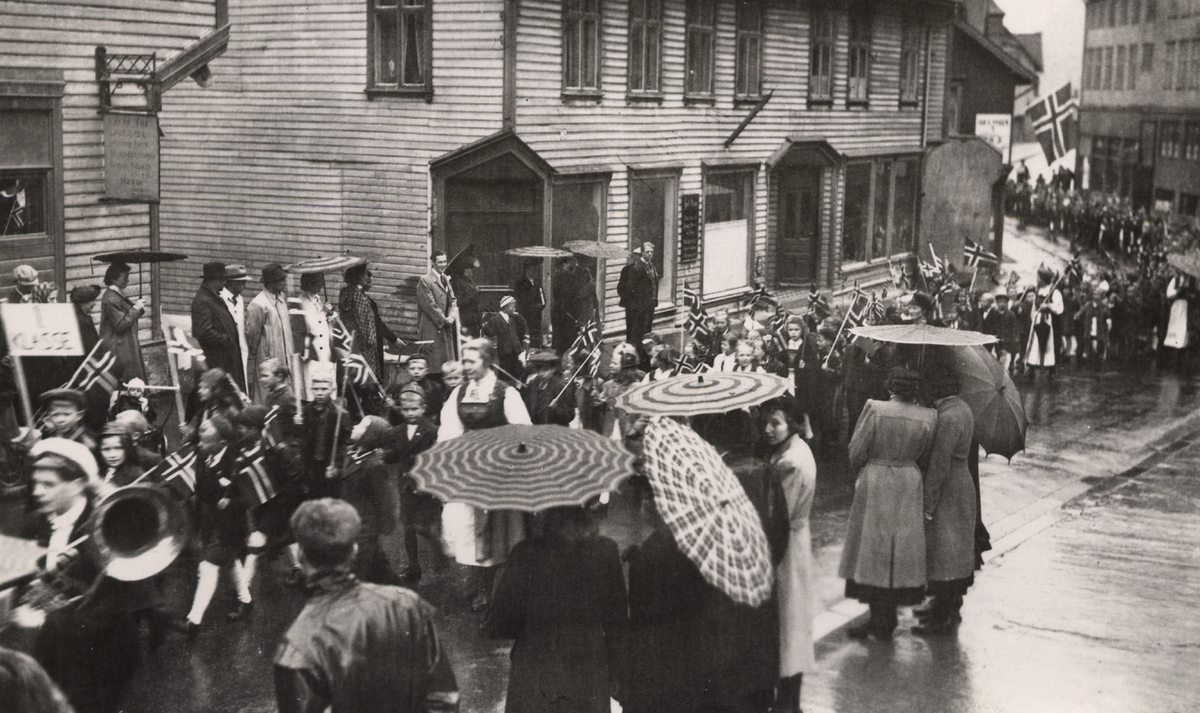 17.mai-tog gjennom Odda sentrum i regnvær