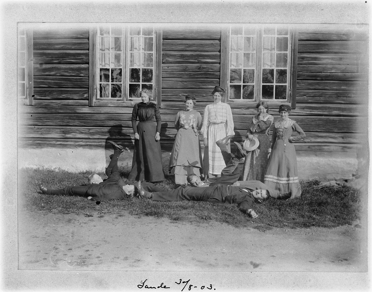 SANDE GARD, ROMEDAL, 4 MENN UTKJEMPER "RÆVKROK", GRUPPE 5 KVINNER SER PÅ, ALLE UKJENTE. 30-8 1903. 