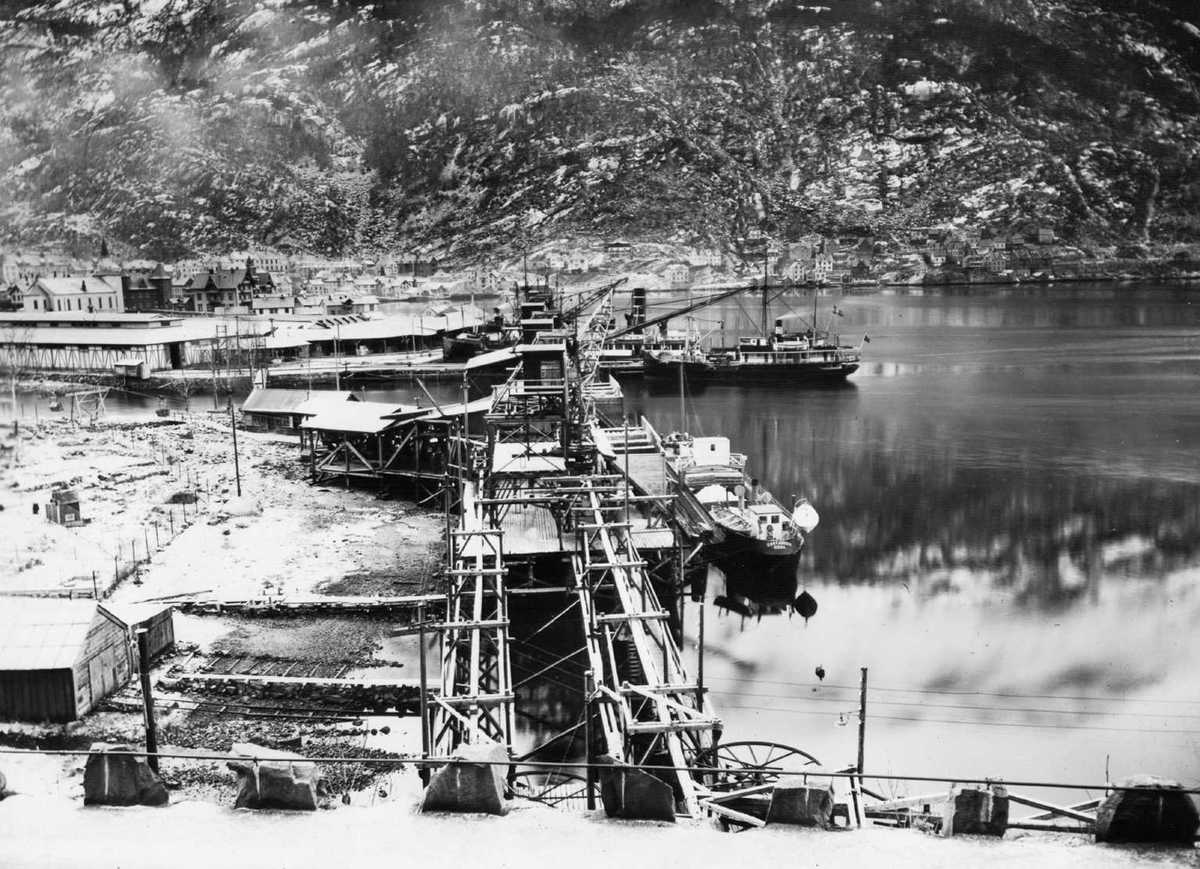 Båten MS Sørfjorden ved importkaia, Odda Smelteverk.