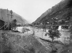 Taubane og bru over elva Opo.