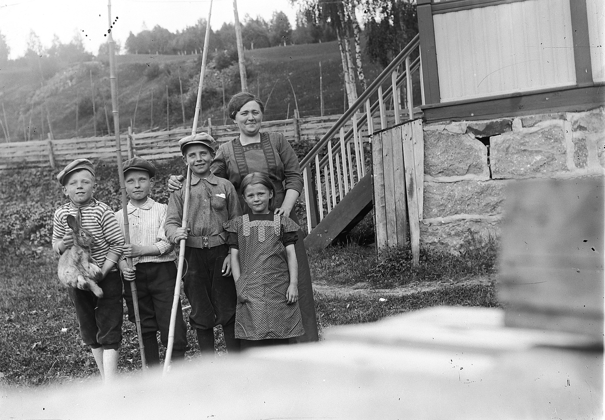 Ringsaker, Næroset, Kvisla, Emma Olsen (1879-1971) med datter Signe Christine (1907-) og sønnene Johannes Arvid (1902-)og Per Sigvald (1904-), Nummer to fra venstre er ukjent.