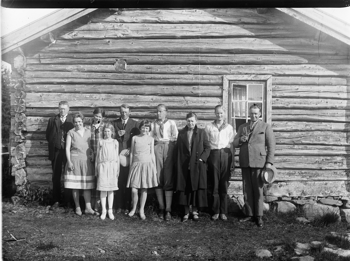 Ringsaker, Ringsakfjellet, Aksjøen seter, Sveinhaug gard sin seter, Bak fra venstre: Mikkel P. Dobloug, Clara Dobloug (Mikkels kone) og Peter Dobloug. Mannen helt til høyre: herr Helsing, hans kone Grethe Helsing (f. Gjestvang) i mørk kåpe. Jenta med fletter foran er Marie Johanne Dobloug med kallenavnet Tubbi, (datter til Mikkel og Clara)
opplysninger gitt av Gunnar Tørud.