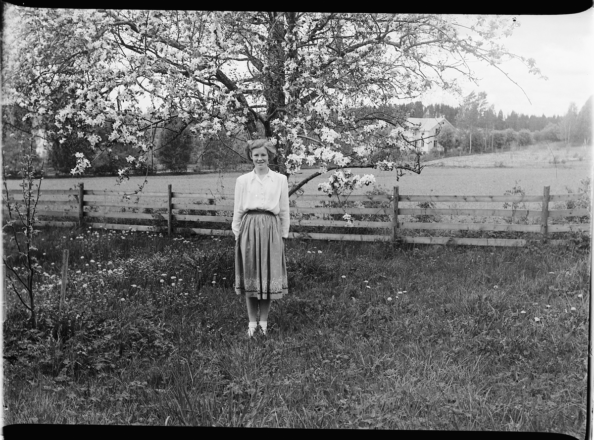 Liv Grini Johansen, bildet tatt i hagen på Sveinhaug, Ringsaker. Kvinnedrakt.