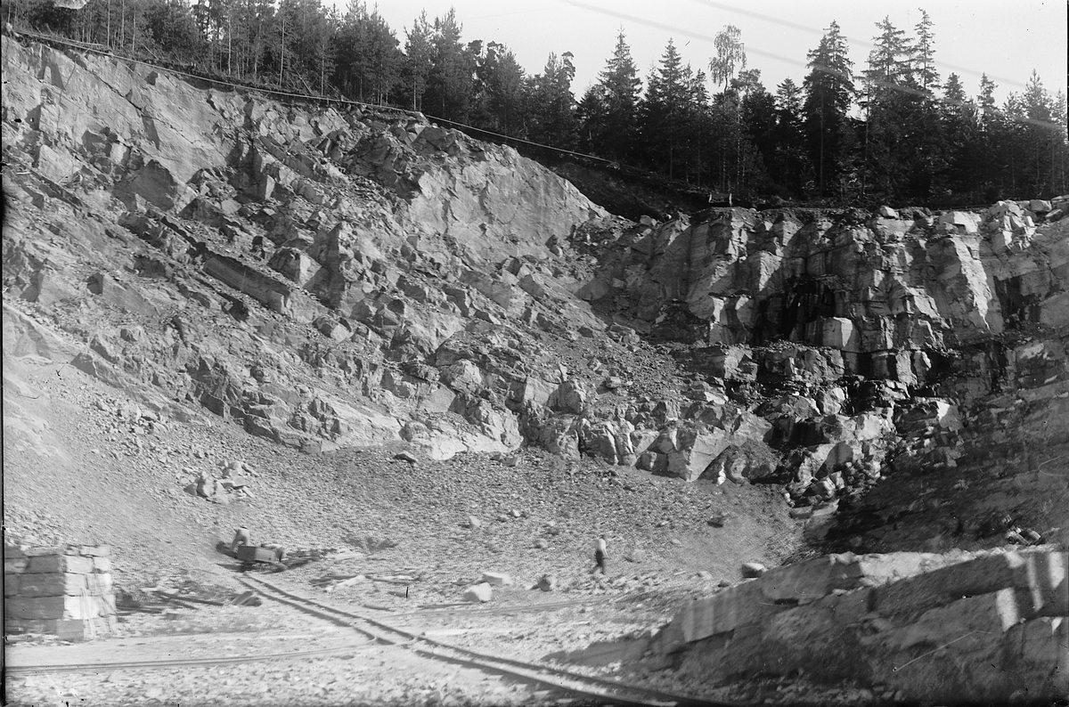 Ringsaker, Furnes, Jessnes, Furuberget, Steens Kalksteinsbrudd ble etablert i 1889, Steens Kalkbrenneri, sprengt kalkfjell, steinbrudd