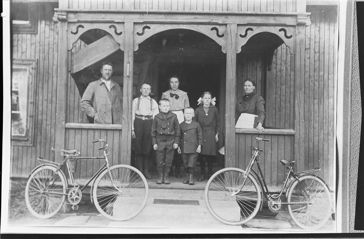 Ringsaker, Moelv, familien Prestkværn på trappa til Løkkekvern gård. Kristian Prestkværn (1870-1946), barna: Kolbjørn (1904-1979) Håkon (1908-1978) Einar (1911-1973) Martha (1906-) og mor Gunda Prestkværn (1871-1952)
(i folkettellinga er faren født Christian Olsen Prestkværn) i 1920 var Gudrun Vågen husmor, tjenestepike (i midten på bildet)