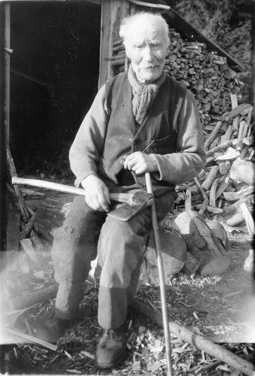 Ukjent eldre mann med øks i fanget. 
