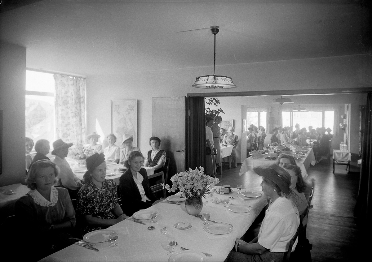 Lunsj for bilforhandlernes fruer på Vestråt