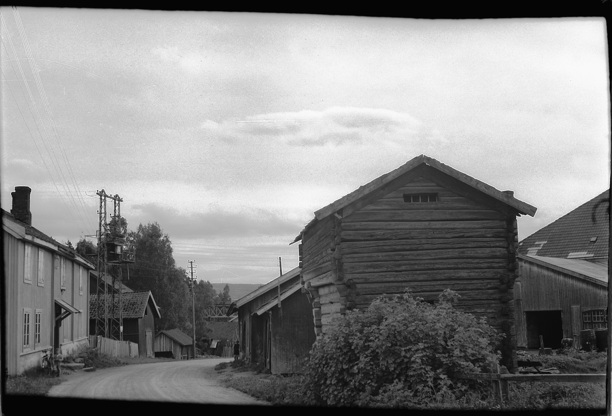 Ringsaker, Moelv, Brovold mølle, Brugsvegen, stabbur til høyre flyttet til Domkirkeodden i 1949,