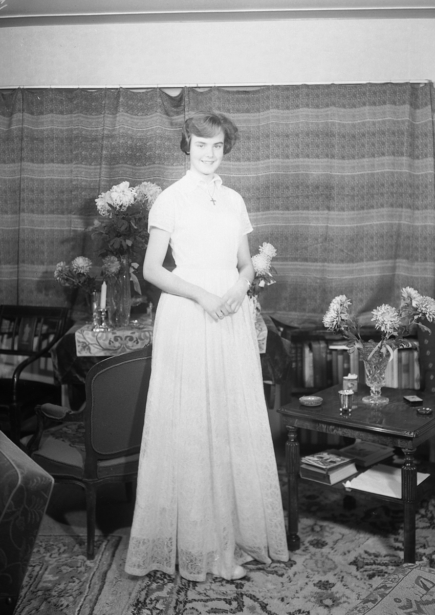 Konfirmant Anne Lise Haabeth med en gutt