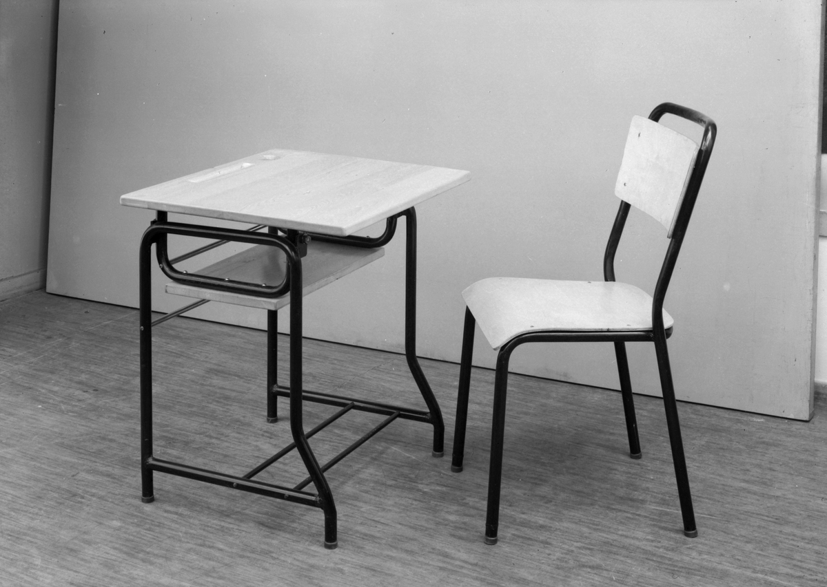 Skolepult med stol fra Trond Stålvarefabrikk
