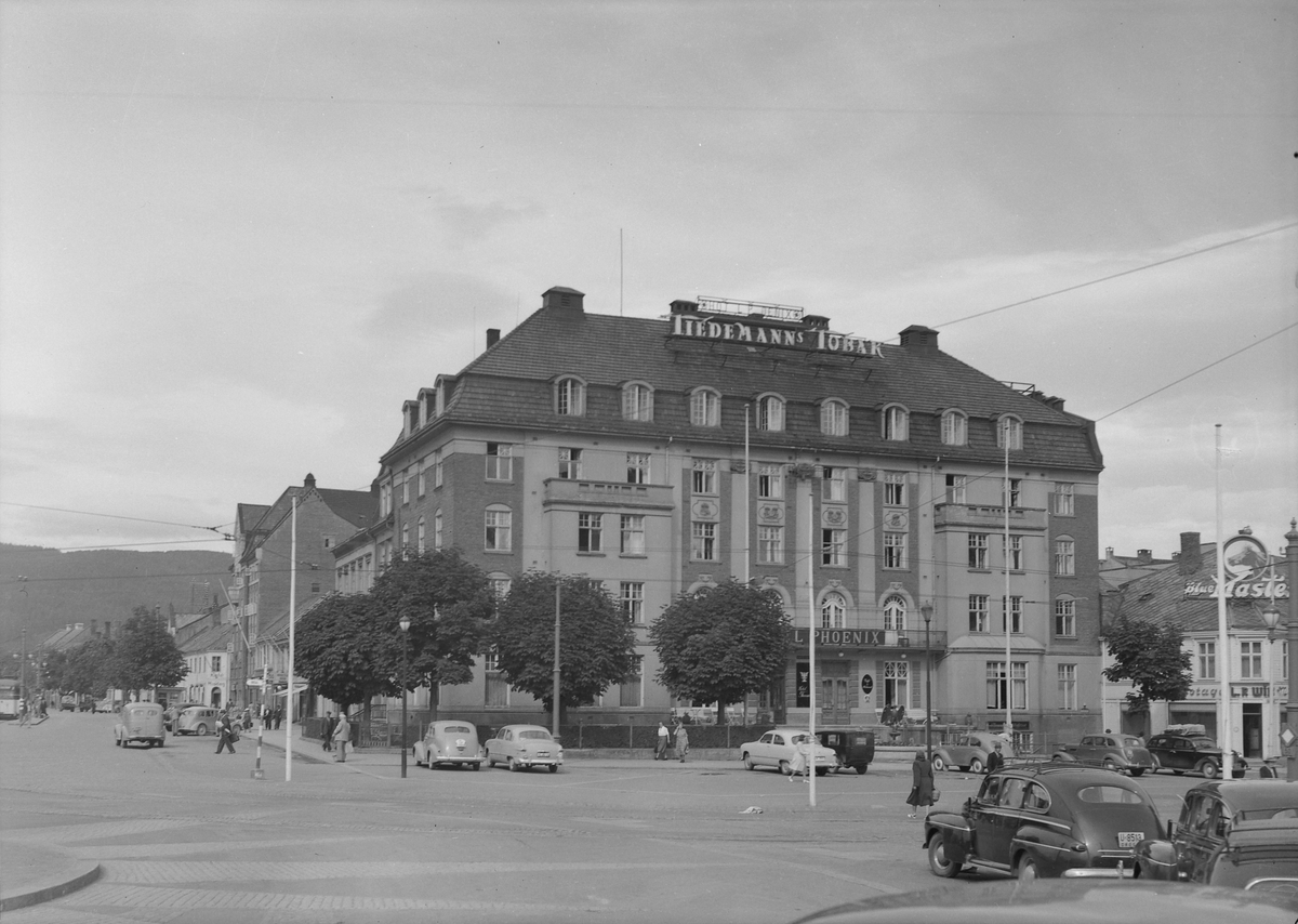 Torvet med Hotel Phoenix