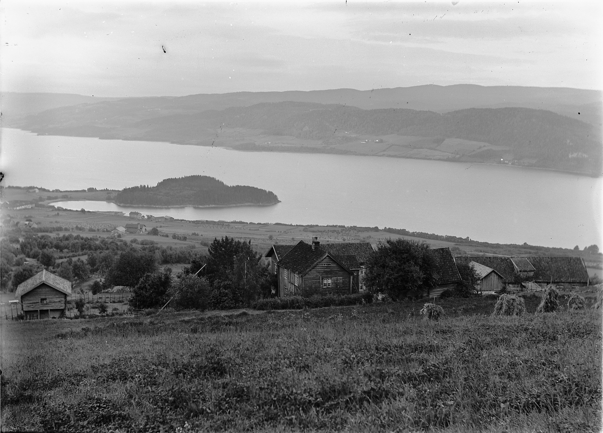 Ringsaker, Ring, mjøslandskap med Helgeberget som stikker ut i Mjøsa, i forgunnen Kjos gård,