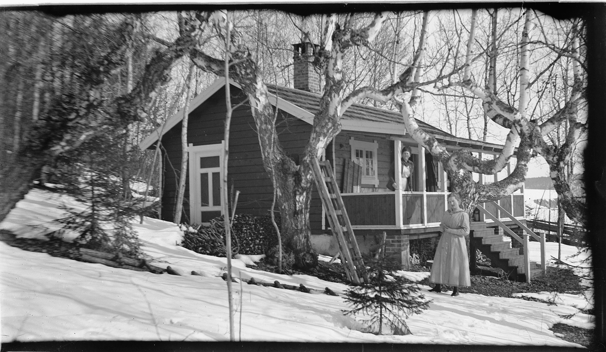 Furnes, Jessnes, Grøtodden, hytta "Lia" i Jessnesvegen, sommerboligen til baker Johs. Johannessen, to ukjente kvinner.