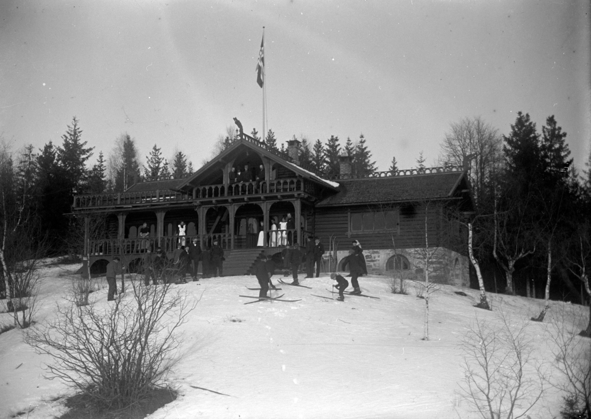 Ringsaker, Furnes, Sportsstua på Alhaug, oppført av Peder Larsen Alhaug (1870-1935) P. L. Alhaug i 1898,
Skistua på Alhaug, senere Hedmarktoppen,  Gruppe på ski utenfor,