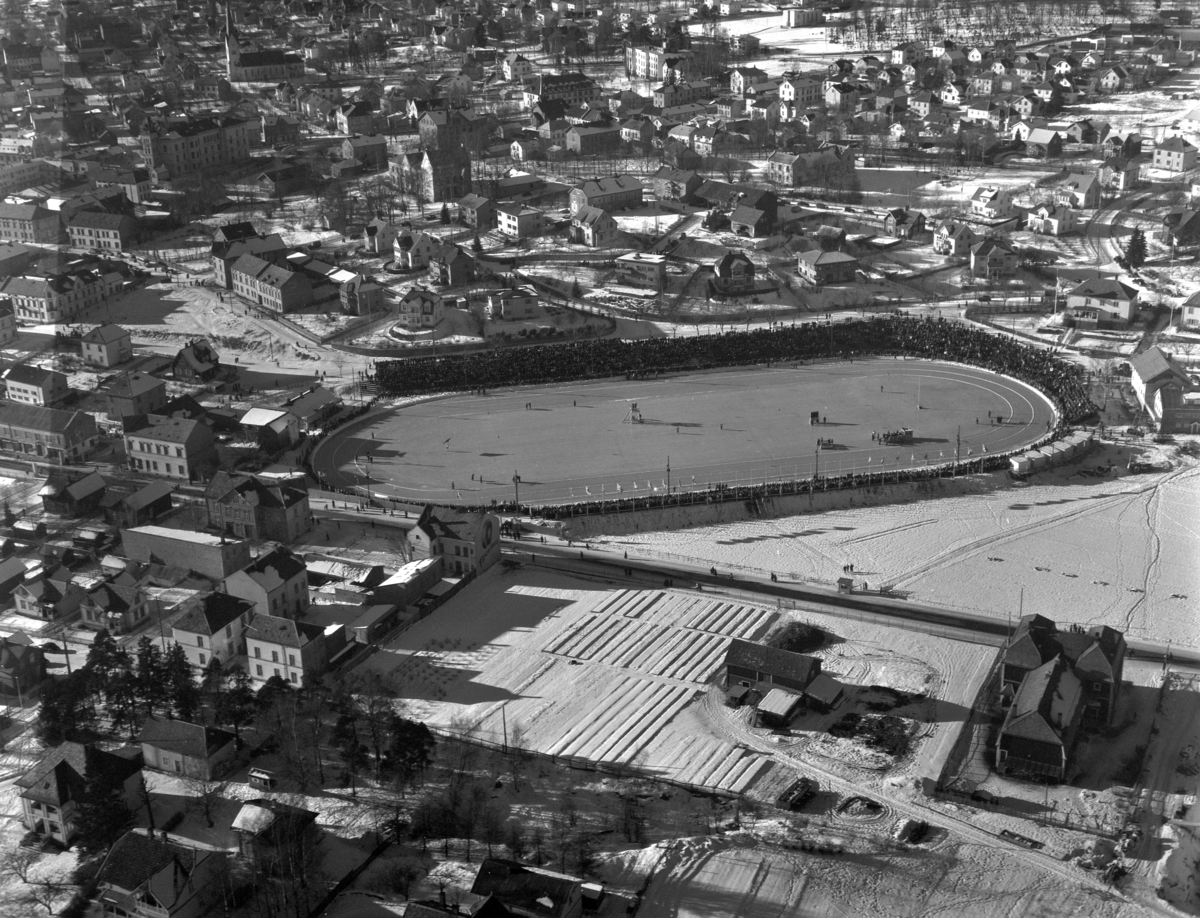 Hamar, flyfoto. Hamar Stadion, skøyteløp. Europamesterskapet, EM på skøyter i 1948. Foto Normann. 
