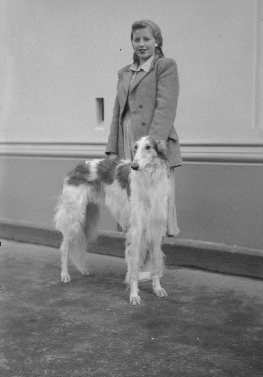 Nora Wangberg med Russisk mynde (Borzoi)