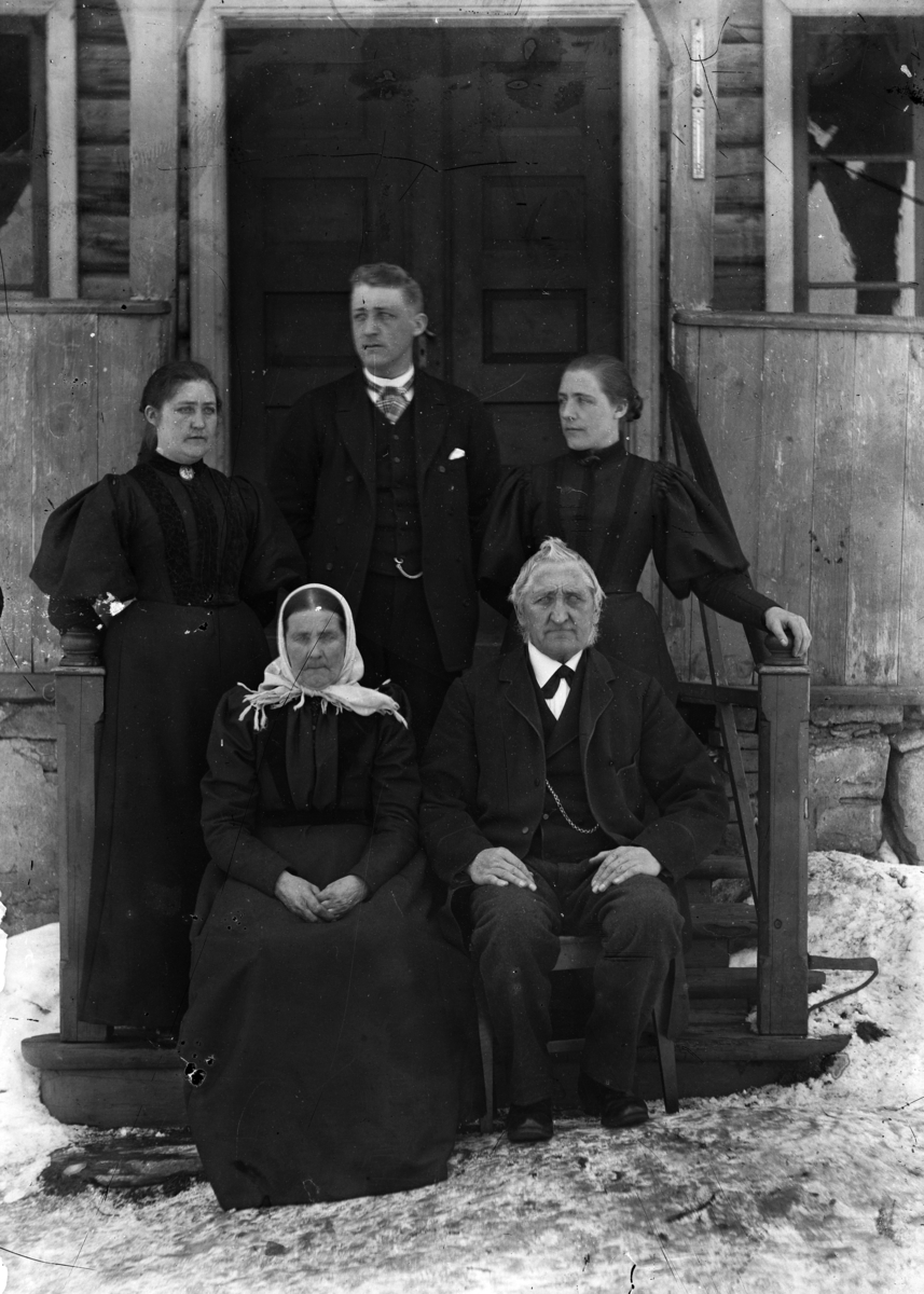 Familien Even Nilsen Stenberg (1828-1909), Eli Olsdatter Dahl (1824-1904), Marte Stenberg (1860-1933), Guri Stenberg (1861-1946) og Niels Stenberg (1868-1944). 