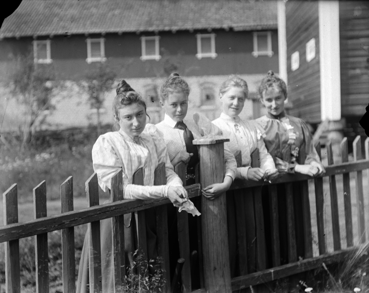 Ringsaker, Nes, Grefsheim gård, Pikene fra venstre: Ingeborg Møller (1879-), Sofie, Sophie Christine (Sos) Mellbye (1868-) gift Pihl, ukjent og til høyre: Julie (Lol) Mellbye (1876-) gift Nissen.
