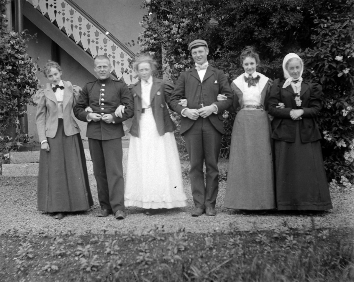 Ringsaker, Nes, Grefsheim gård, fra venstre Johannne Elisabeth (Lil) Mellbye (1879-) gift Roede, ukjent mann, Sofie Christine (Sos) Mellbye (1868-) gift Pihl, ukjent mann, Julie (Lol) Mellbye (1876-) gift Nissen og Sophie Mellbye (1840-) født Munch