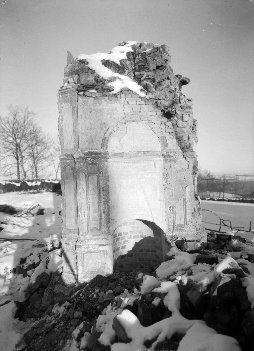 Ringsaker, Helgøya, Hovinsholm, Mann med hund, foto fra branntomta etter hovedbygningen som brant ned til grunnen den 20. desember 1937.