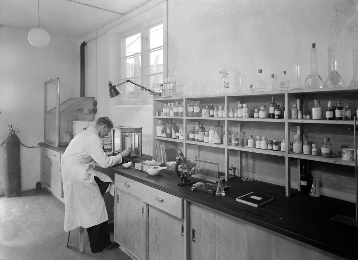 Hamar, Vangsvegen 51, Ideal flatbrødfabrikk, interiør fra laboratoriet med Reidar Nordby,