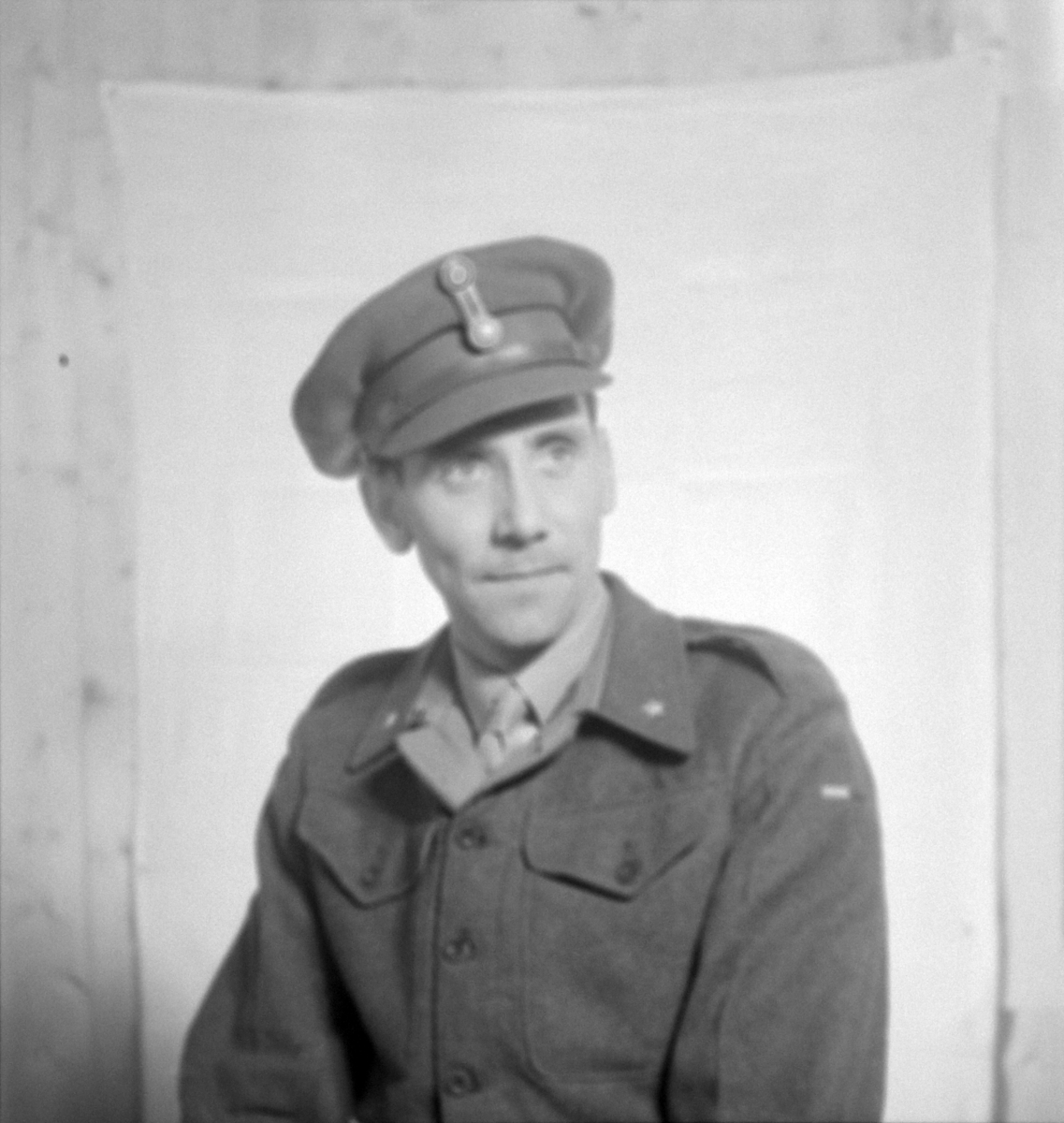 Militære, Starum ekserserplass, diverse kurs og diverse portretter, 1950. Starum. 


Bilde nr. 1: Fenrik Raassum, nr. 2: fenrik Midtbø, nr. 3: sersjant Grini, nr. 4: sersjant Mo, nr. 5: R. Løkken. 

Bilde nr. 6 til 20: Ukjente menn på hester. 
Bilde nr. 21 til 23: Ukjente menn, bilde nr. 24: Sersjant Aabel. 
Nr. 27 til 30: Ukjente menn til hest. 