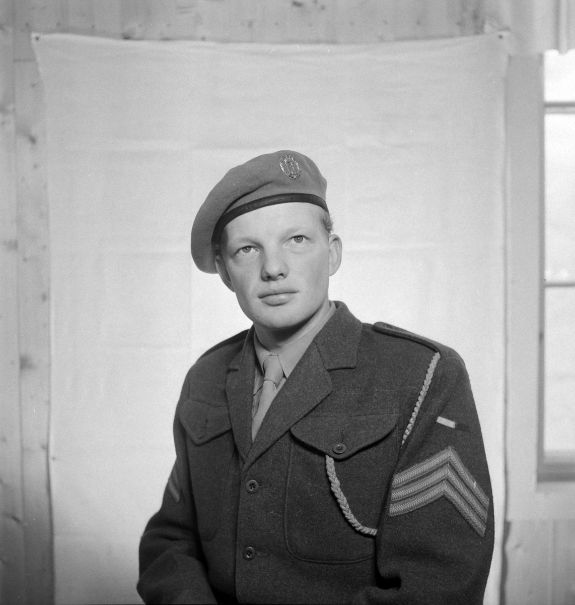 Militære, Starum ekserserplass, diverse kurs og diverse portretter, 1950. Starum. 


Bilde nr. 1: Fenrik Raassum, nr. 2: fenrik Midtbø, nr. 3: sersjant Grini, nr. 4: sersjant Mo, nr. 5: R. Løkken. 

Bilde nr. 6 til 20: Ukjente menn på hester. 
Bilde nr. 21 til 23: Ukjente menn, bilde nr. 24: Sersjant Aabel. 
Nr. 27 til 30: Ukjente menn til hest. 