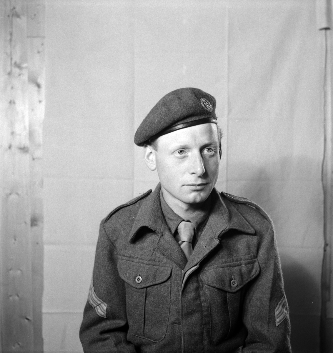 Militære, Starum ekserserplass, diverse kurs og diverse portretter, 1950. Starum. 


Bilde nr. 1: Fenrik Raassum, nr. 2: fenrik Midtbø, nr. 3: sersjant Grini, nr. 4: sersjant Mo, nr. 5: R. Løkken. 

Bilde nr. 6 til 20: Ukjente menn på hester. 
Bilde nr. 21 til 23: Ukjente menn, bilde nr. 24: Sersjant Aabel. 
Nr. 27 til 30: Ukjente menn til hest. 