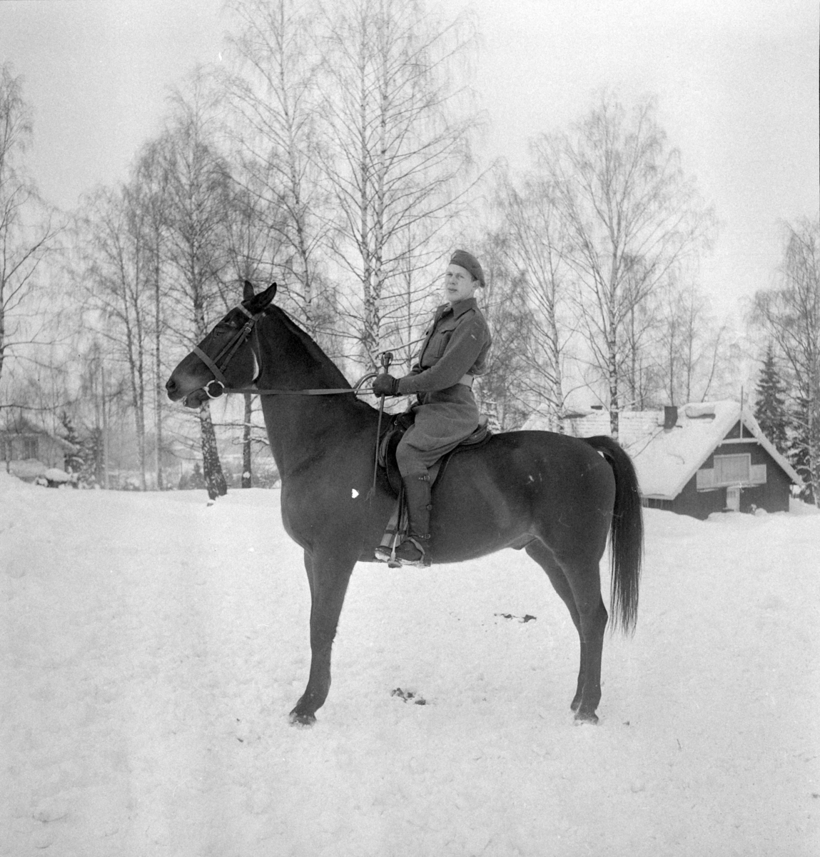 Militære, Starum ekserserplass, diverse kurs og diverse portretter, 1950. Starum. 


Bilde nr. 1: Fenrik Raassum, nr. 2: fenrik Midtbø, nr. 3: sersjant Grini, nr. 4: sersjant Mo, nr. 5: R. Løkken. 

Bilde nr. 6 til 20: Ukjente menn på hester. 
Bilde nr. 21 til 23: Ukjente menn, bilde nr. 24: Sersjant Aabel. 
Nr. 27 til 30: Ukjente menn til hest. 