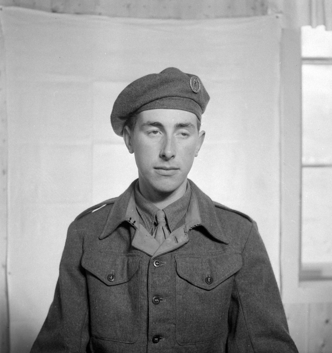 Militære, Starum ekserserplass, diverse kurs og diverse portretter, 1950. Starum. 


Bilde nr. 1: Fenrik Raassum, nr. 2: fenrik Midtbø, nr. 3: sersjant Grini, nr. 4: sersjant Mo, nr. 5: R. Løkken. 

Bilde nr. 6 til 20: Ukjente menn på hester. 
Bilde nr. 21 til 23: Ukjente menn, bilde nr. 24: Sersjant Aabel. 
Nr. 27 til 30: Ukjente menn til hest. 