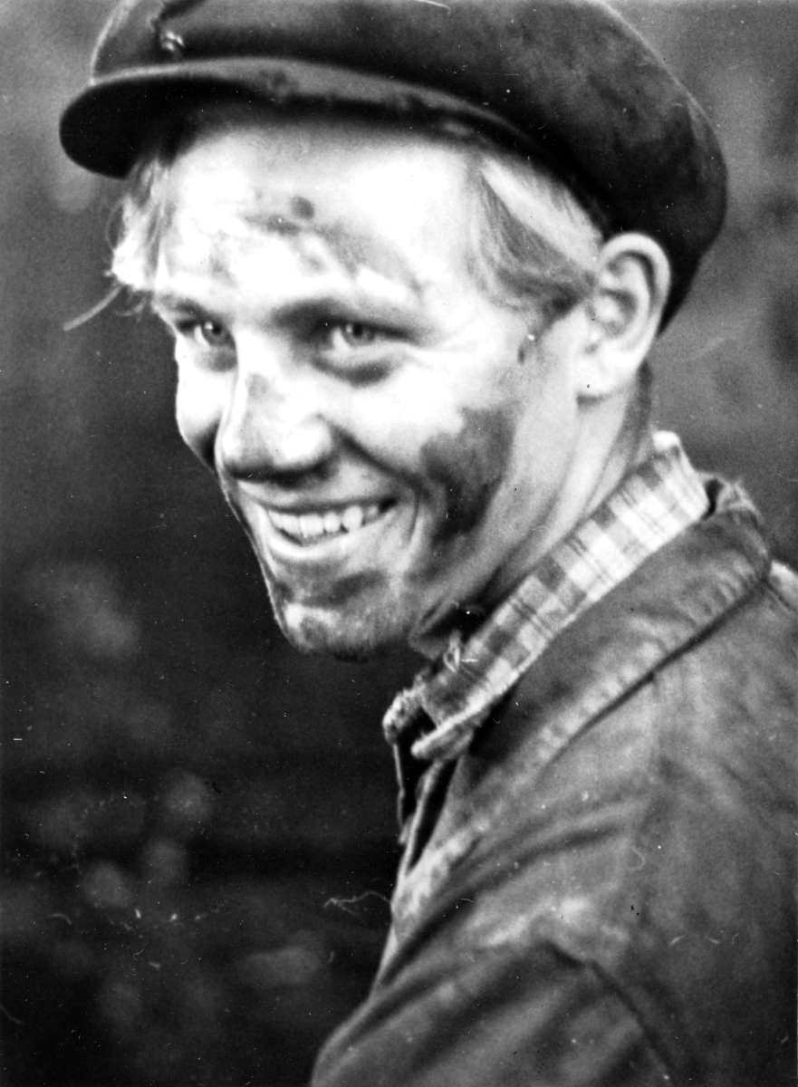 Hamar, Enggata 34, Oplandske Automobilforretning, etablert i 1923, bilforhandler av Ford i Hamar, Tidligere: Oplandske Automobilforretning & Reparationsverksted, ukjent bilmekaniker,