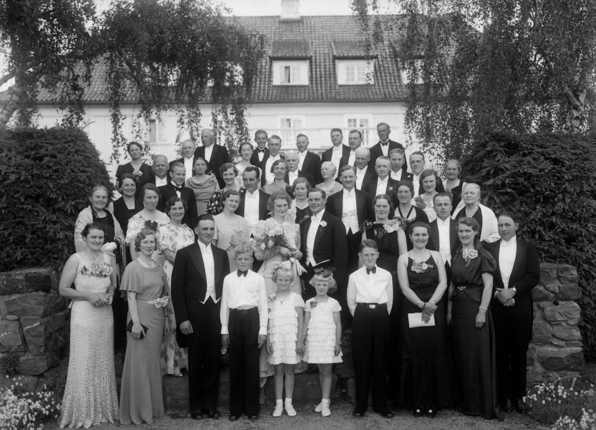 Ringnes gård Stange. Bryllupsgjester. Brudeparet Agnes Saastad, Risør og Leif Wollebæk. De giftet seg i Stange kirke  03.07.1937.