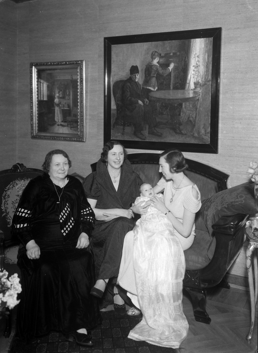 Hamar, Herman Frangs gate 11, hos kjøpmann Oscar Wiik,
foto1 og 2: ukjent, fru Signe Alvilde Wiik og svigerdatter Eva Wiik født Skappel med dåpsbarnet Ole Helge Wiik (1943-1991)
Foto 3: Eva Wiik født Skappel med dåpsbarnet Ole Helge Wiik (1943-1991)
Foto 4: Oldefar Ole Olsen Wiik (O. Wiik), Eva Wiik født Skappel med dåpsbarnet Ole Helge Wiik (1943-1991) og bestefar Oskar Wiik,
(faren til barnet var Gunnar Mørch Wiik sønn av Oskar Wiik)