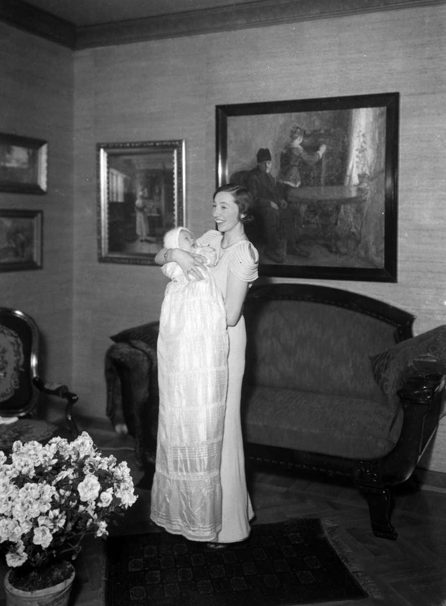 Hamar, Herman Frangs gate 11, hos kjøpmann Oscar Wiik,
foto1 og 2: ukjent, fru Signe Alvilde Wiik og svigerdatter Eva Wiik født Skappel med dåpsbarnet Ole Helge Wiik (1943-1991)
Foto 3: Eva Wiik født Skappel med dåpsbarnet Ole Helge Wiik (1943-1991)
Foto 4: Oldefar Ole Olsen Wiik (O. Wiik), Eva Wiik født Skappel med dåpsbarnet Ole Helge Wiik (1943-1991) og bestefar Oskar Wiik,
(faren til barnet var Gunnar Mørch Wiik sønn av Oskar Wiik)