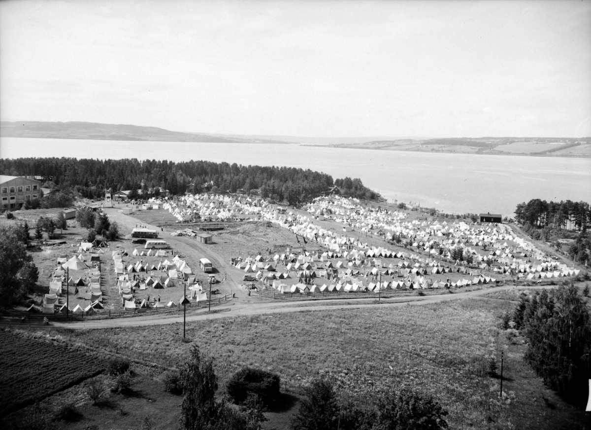 Hamar, Martodden, AUF, Arbeidernes Ungdomsfylking, Nordisk Sommerleir, 3500 nordiske og 10 spanske ungdommer var samlet. Teltleir, ungdommer, politisk tale, talerstol.