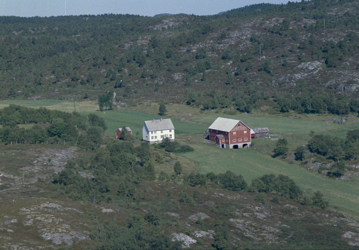 Eiendommen Sætervika, Akset.