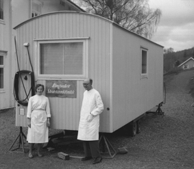 TANNLEGE REPPE, SKOLETANNLEGE I MOELVENBRAKKE SAMMEN MED ASSISTENT BERIT JEVNE (Født 1937, senere gift Medlien))