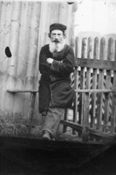 Arbeider ved bruket hos brukseier Edvard Erichsen, Øvre Schu